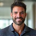 Ritratto del Professor Marco Bianchi, esperto di attività fisica e fisioterapista.